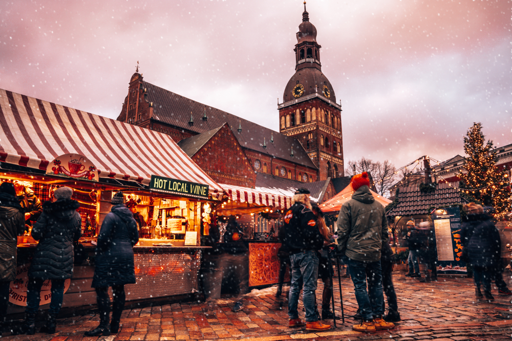 Riga,,Latvia,-,December,24,,2018:,People,Enjoy,Christmas,Market