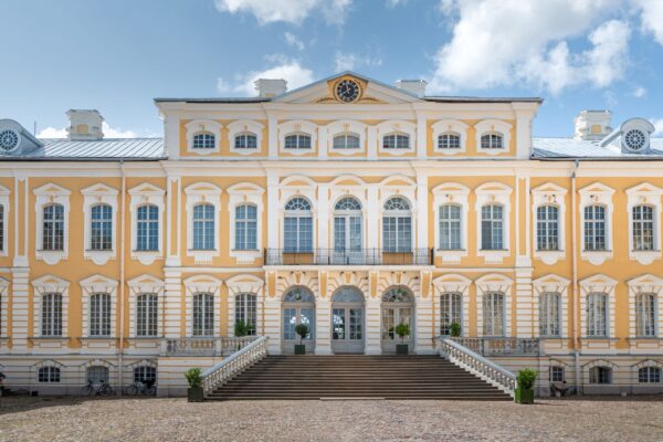 Transfer from Riga to Vilnius via Rundāle Palace & Hill of Crosses